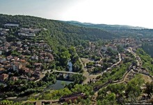 Над городом — холм, на вершине — церковь, у церкви — башня