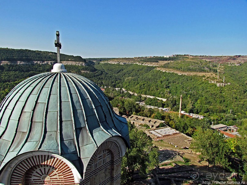 Над городом — холм, на вершине — церковь, у церкви — башня