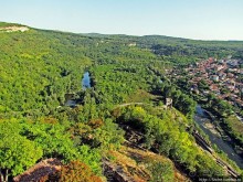 Над городом — холм, на вершине — церковь, у церкви — башня