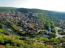 Над городом — холм, на вершине — церковь, у церкви — башня