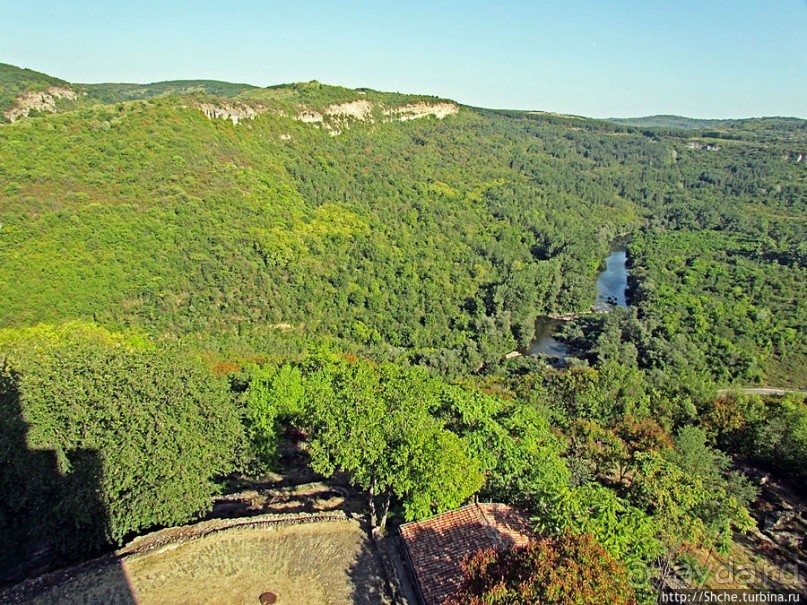 Над городом — холм, на вершине — церковь, у церкви — башня