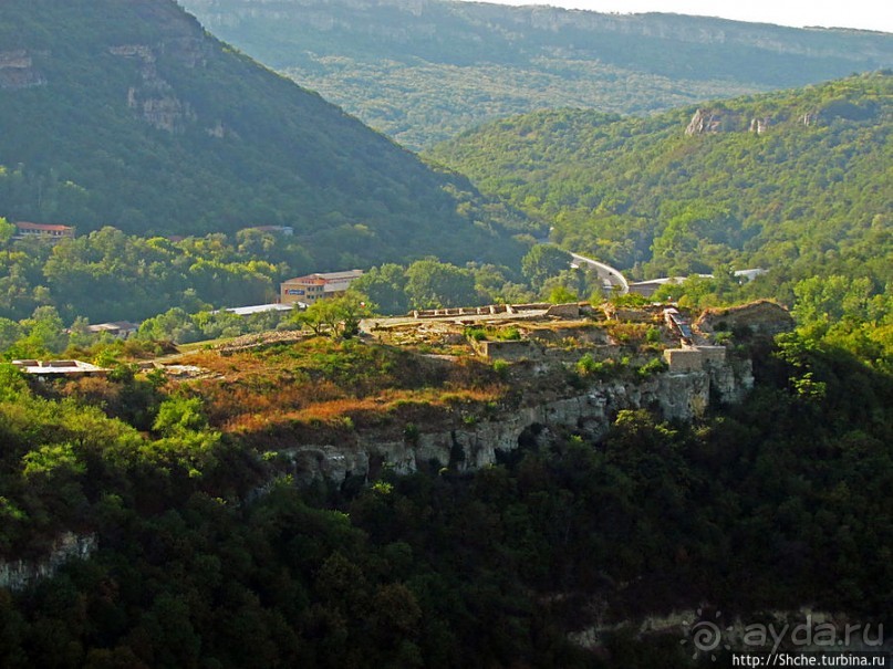 Над городом — холм, на вершине — церковь, у церкви — башня