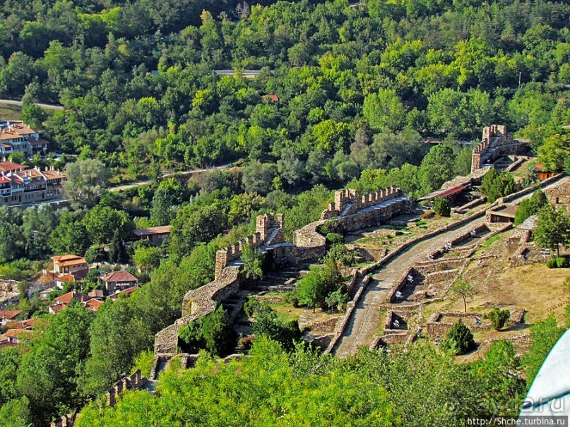 Над городом — холм, на вершине — церковь, у церкви — башня