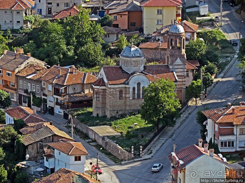 Над городом — холм, на вершине — церковь, у церкви — башня
