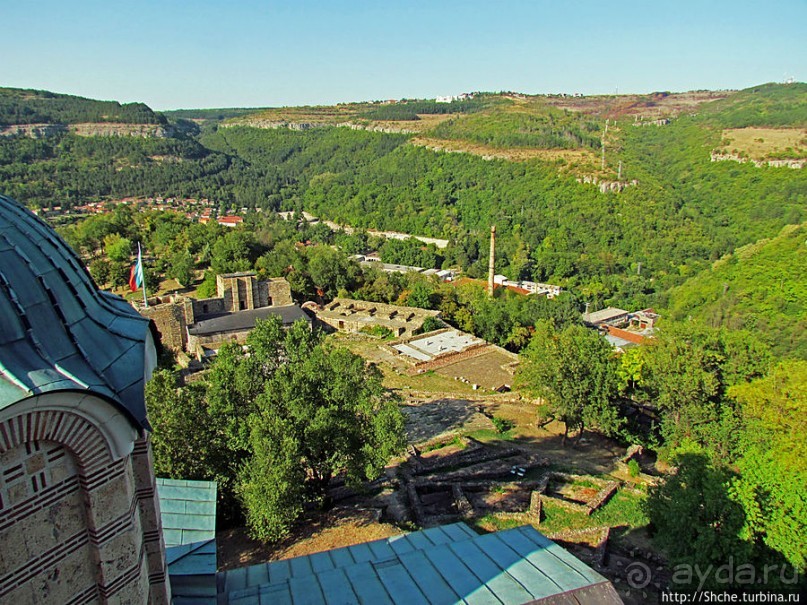 Над городом — холм, на вершине — церковь, у церкви — башня
