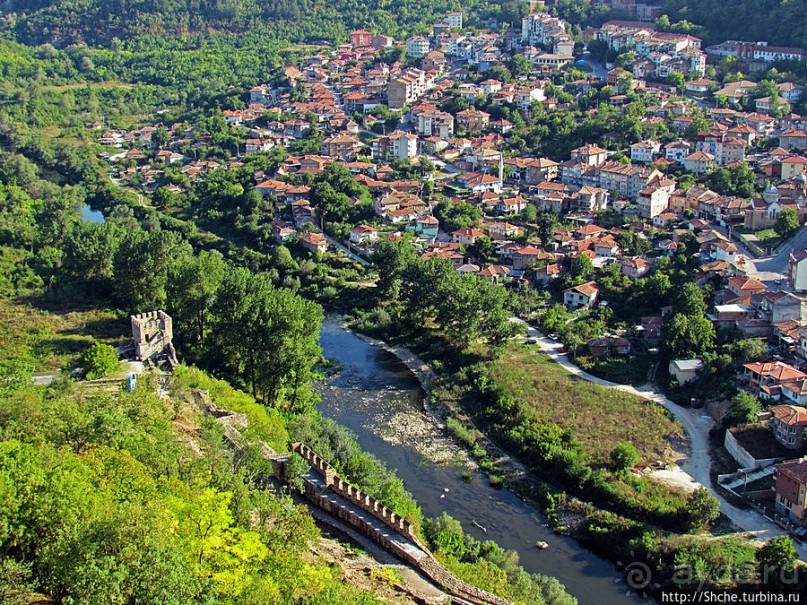 Над городом — холм, на вершине — церковь, у церкви — башня