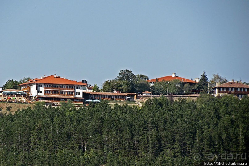 Над городом — холм, на вершине — церковь, у церкви — башня