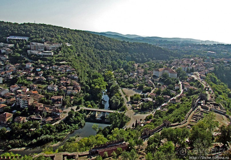 Над городом — холм, на вершине — церковь, у церкви — башня