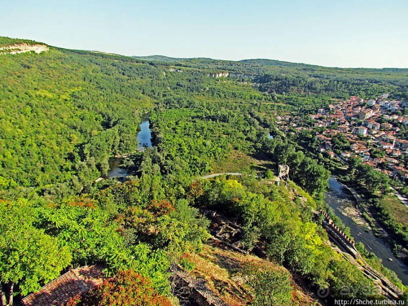 Над городом — холм, на вершине — церковь, у церкви — башня