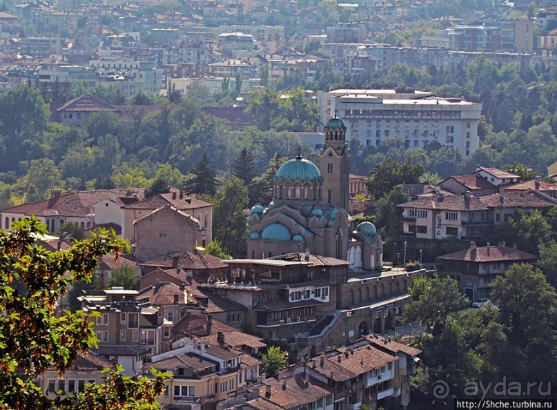 Над городом — холм, на вершине — церковь, у церкви — башня