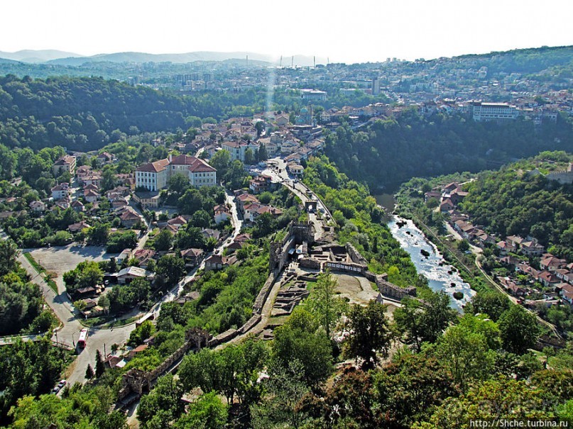 Над городом — холм, на вершине — церковь, у церкви — башня