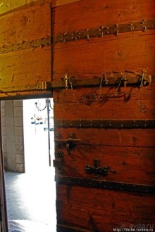 Церковь 10-го века с необычными витражами