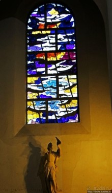 Церковь 10-го века с необычными витражами