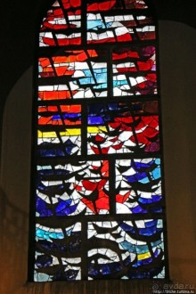 Церковь 10-го века с необычными витражами