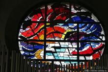 Церковь 10-го века с необычными витражами