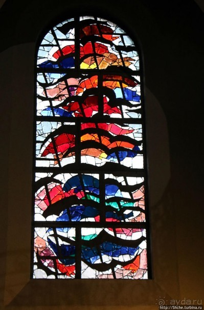 Церковь 10-го века с необычными витражами