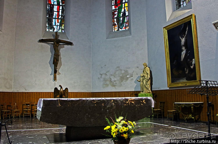 Церковь 10-го века с необычными витражами