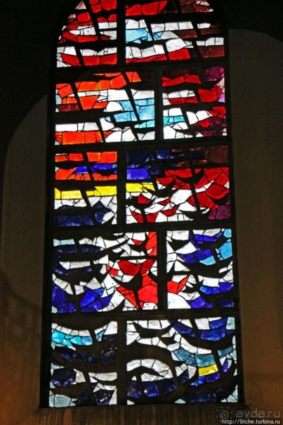 Церковь 10-го века с необычными витражами