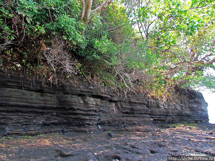 Кусочек дикого берега на острове Нуси Бе