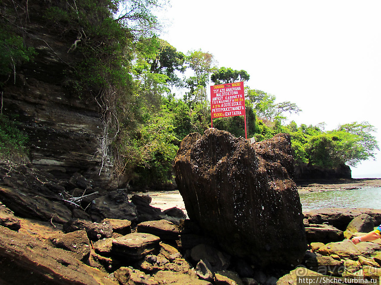 Кусочек дикого берега на острове Нуси Бе