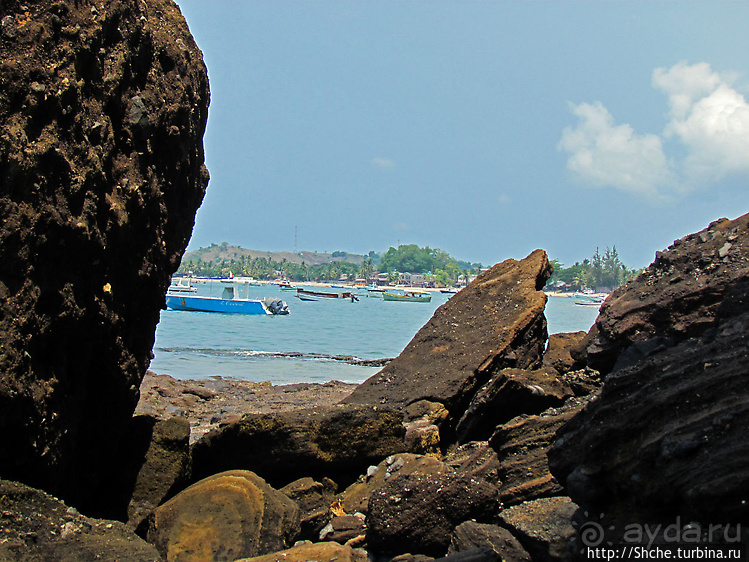 Кусочек дикого берега на острове Нуси Бе