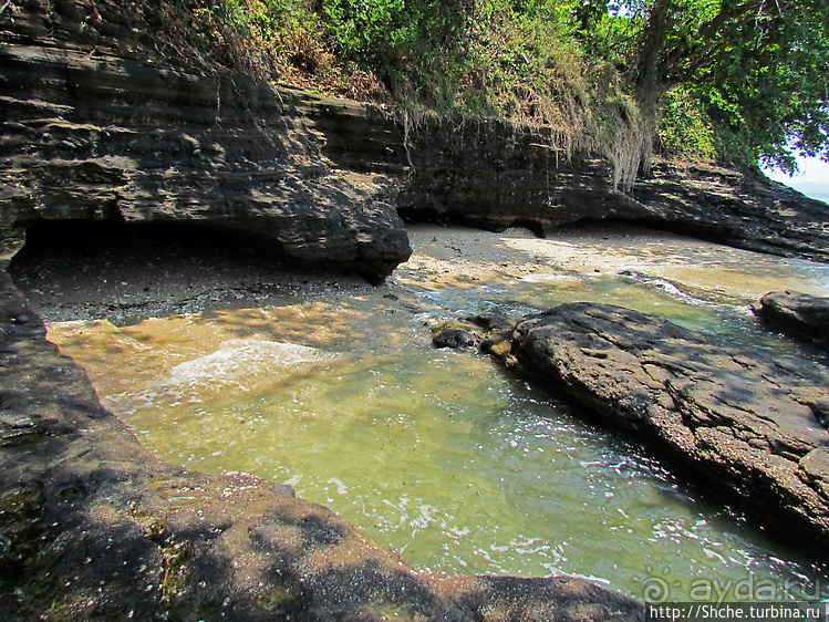 Кусочек дикого берега на острове Нуси Бе