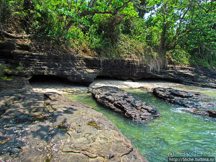 Кусочек дикого берега на острове Нуси Бе