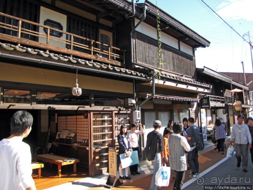 Осенний воскресный день на улицах Такаямы