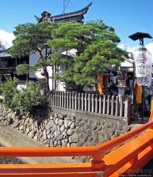 Осенний воскресный день на улицах Такаямы