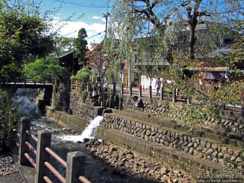 Осенний воскресный день на улицах Такаямы