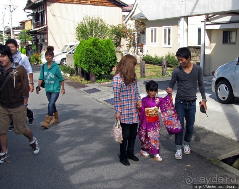 Осенний воскресный день на улицах Такаямы