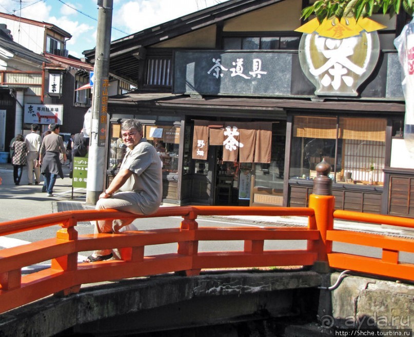 Осенний воскресный день на улицах Такаямы