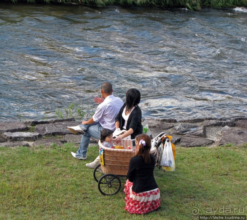 Осенний воскресный день на улицах Такаямы