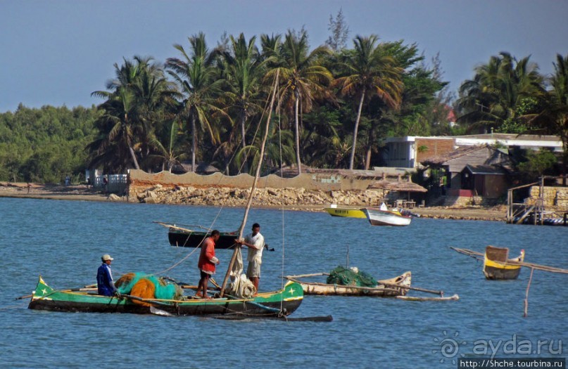 Рыбацкая бухта в Тулиаре. Прилив, рыбаки возвращаются