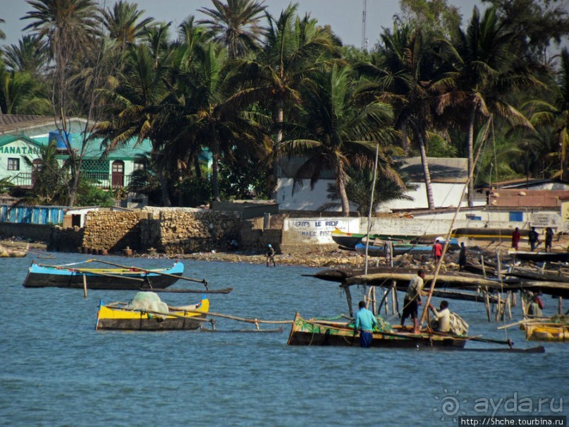 Рыбацкая бухта в Тулиаре. Прилив, рыбаки возвращаются