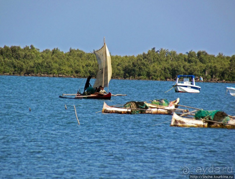Рыбацкая бухта в Тулиаре. Прилив, рыбаки возвращаются