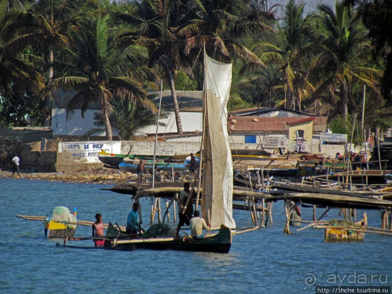 Рыбацкая бухта в Тулиаре. Прилив, рыбаки возвращаются