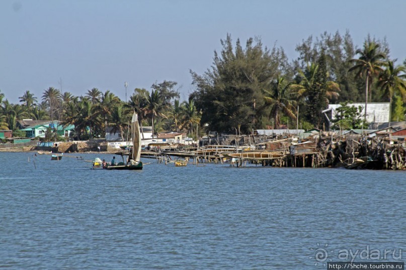 Рыбацкая бухта в Тулиаре. Прилив, рыбаки возвращаются