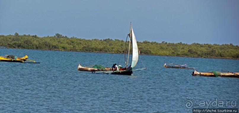 Рыбацкая бухта в Тулиаре. Прилив, рыбаки возвращаются