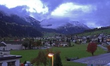 Отель Chavalatsch с видом на знаменитый монастырь