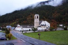 Отель Chavalatsch с видом на знаменитый монастырь