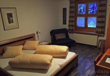 Отель Chavalatsch с видом на знаменитый монастырь