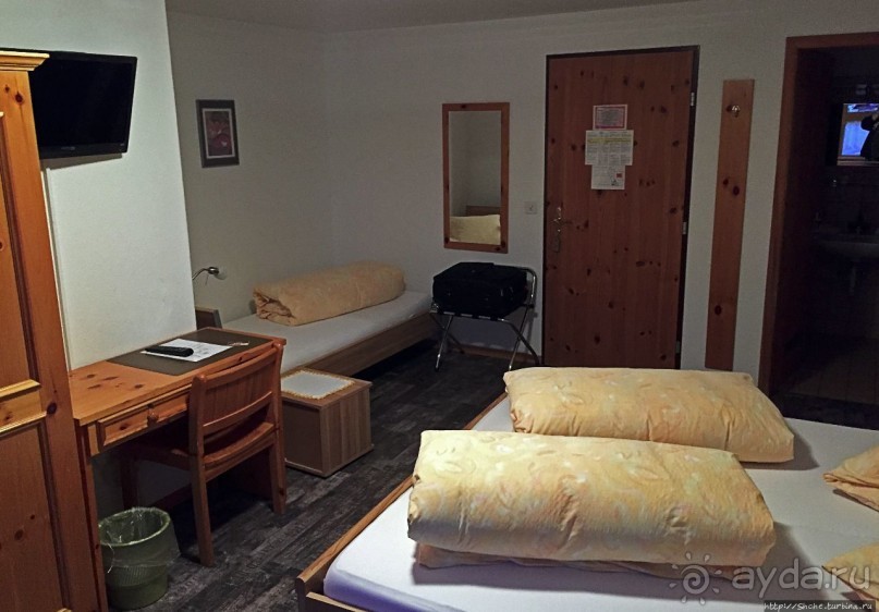 Отель Chavalatsch с видом на знаменитый монастырь