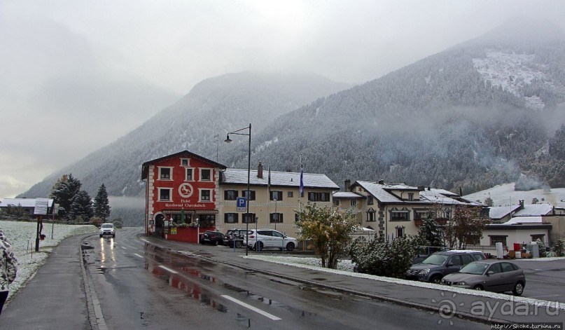 Отель Chavalatsch с видом на знаменитый монастырь