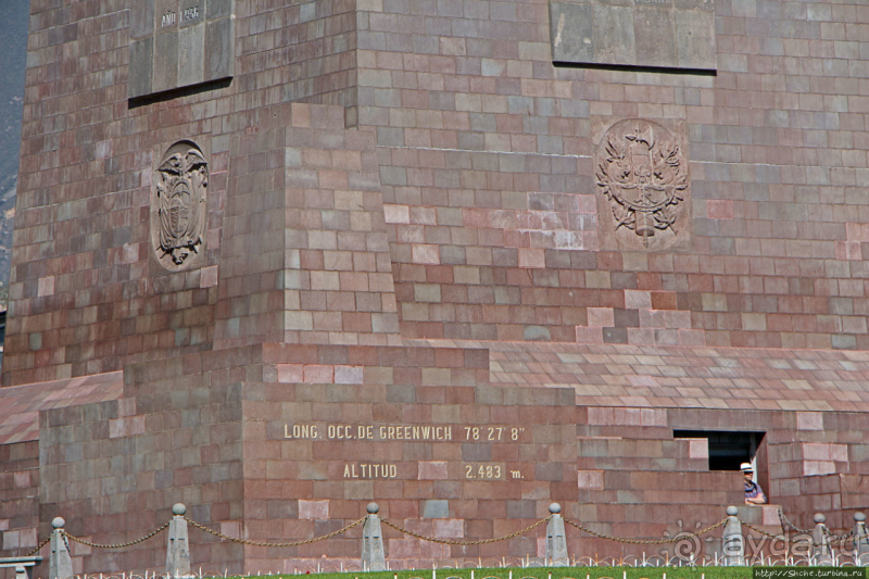 "Середина Мира", или памятник экватору
