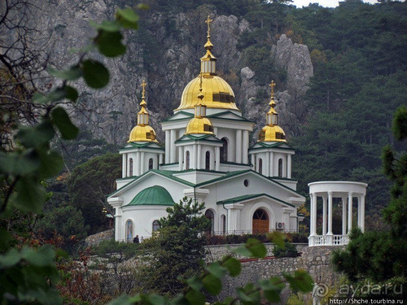 Красивый храм с отличной панорамой Крыма