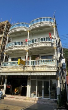 Хуэйсай — городок маленьких отелей, кафешек и прачечных