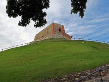 Над городом Вильнюс стоит одиноко на холма вершине она