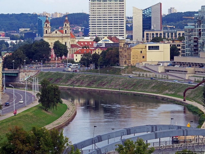 Над городом Вильнюс стоит одиноко на холма вершине она