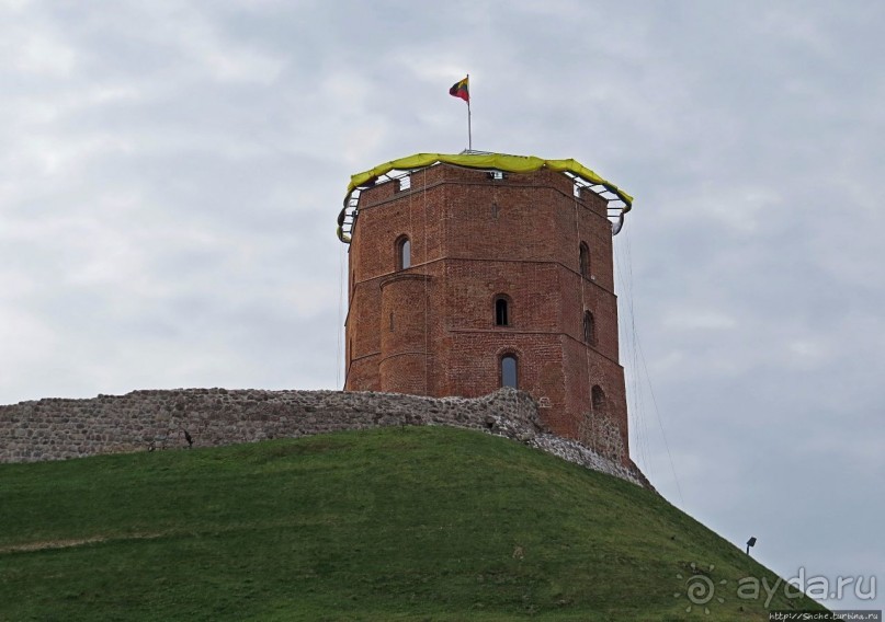 Над городом Вильнюс стоит одиноко на холма вершине она